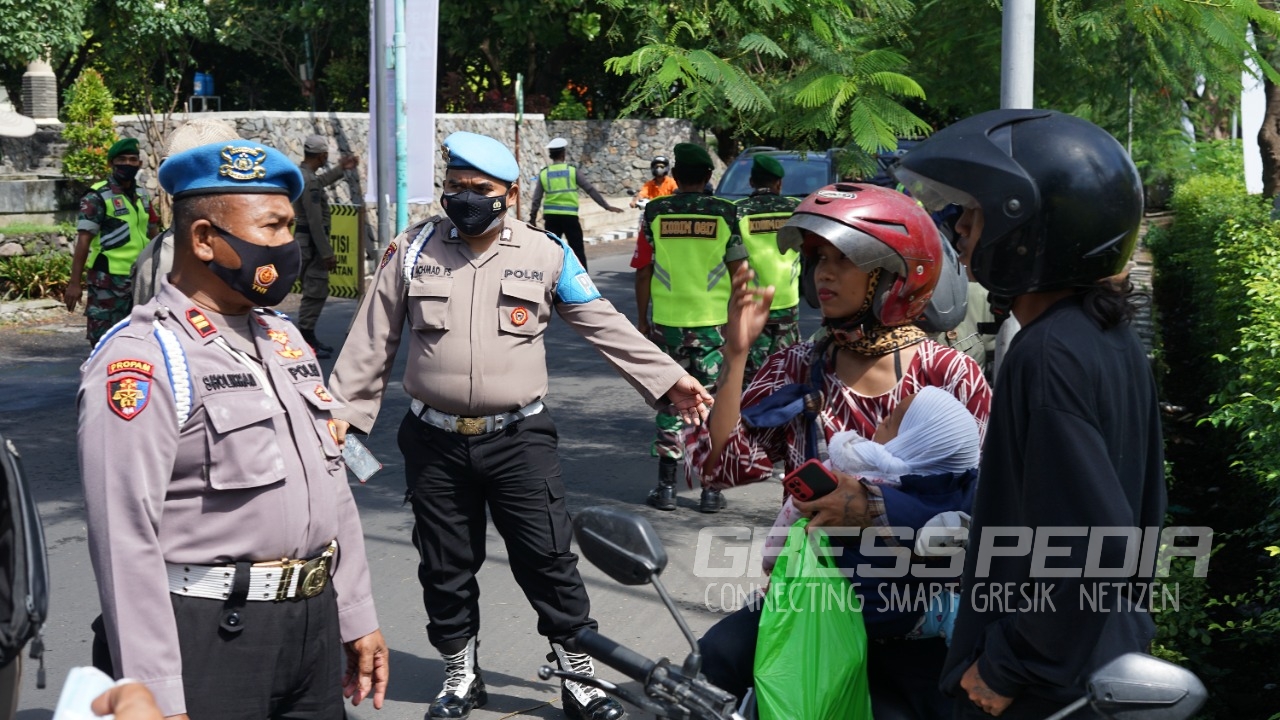 Polres Gresik Kembali Gelar Pamor Keris Sasar Pengendara di GKB