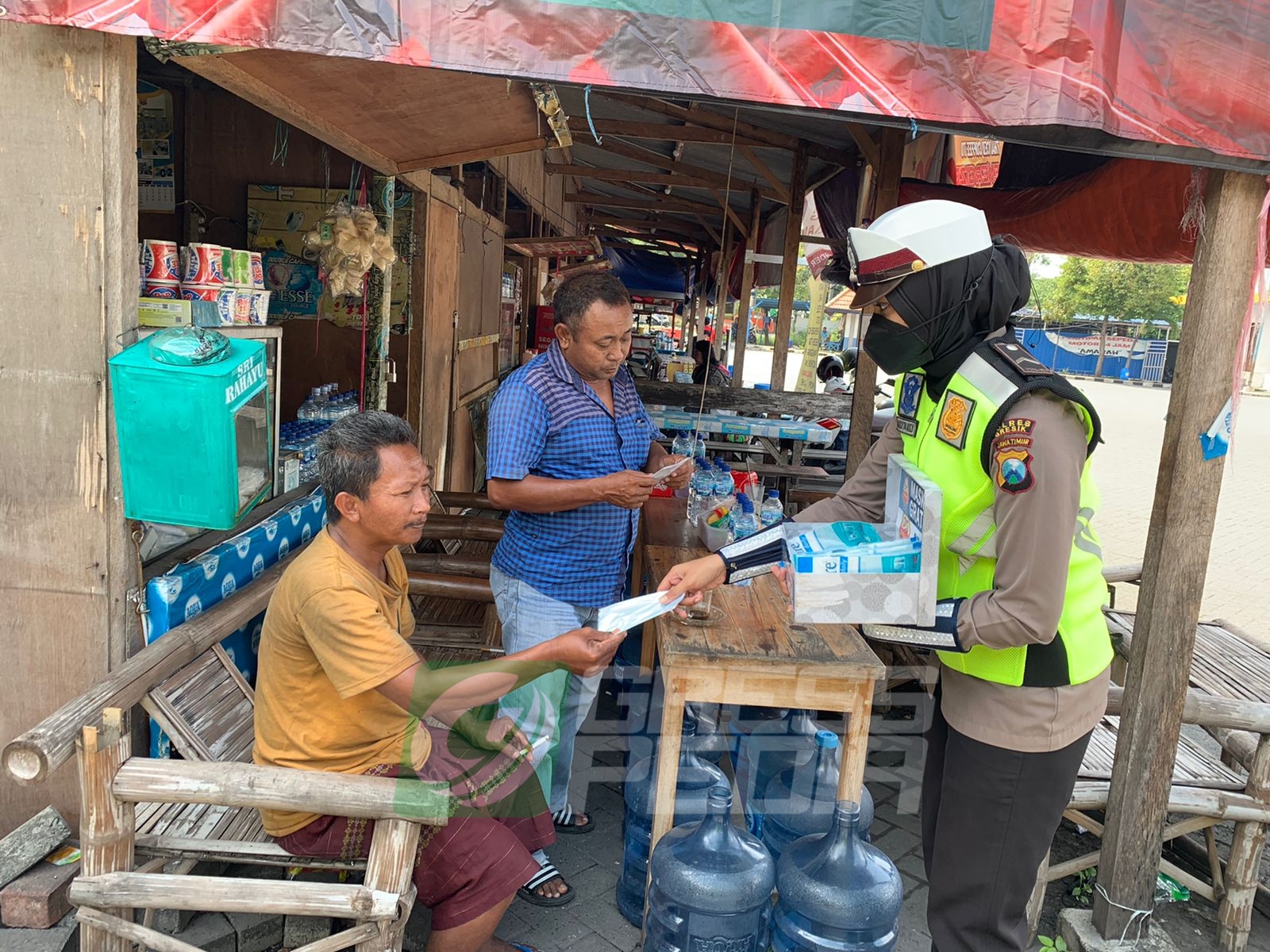 Ops Aman Nusa II 2022, Polres Gresik Bagikan Masker dan Handsanitizer di Terminal