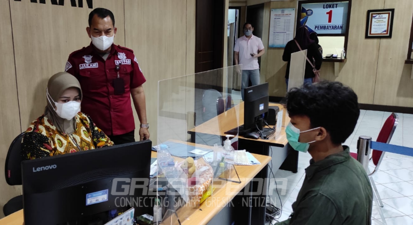 Latihan Praktek SIM Hingga Malam di Satlantas, Pemuda ini Dapat Reward dari Kapolres Gresik