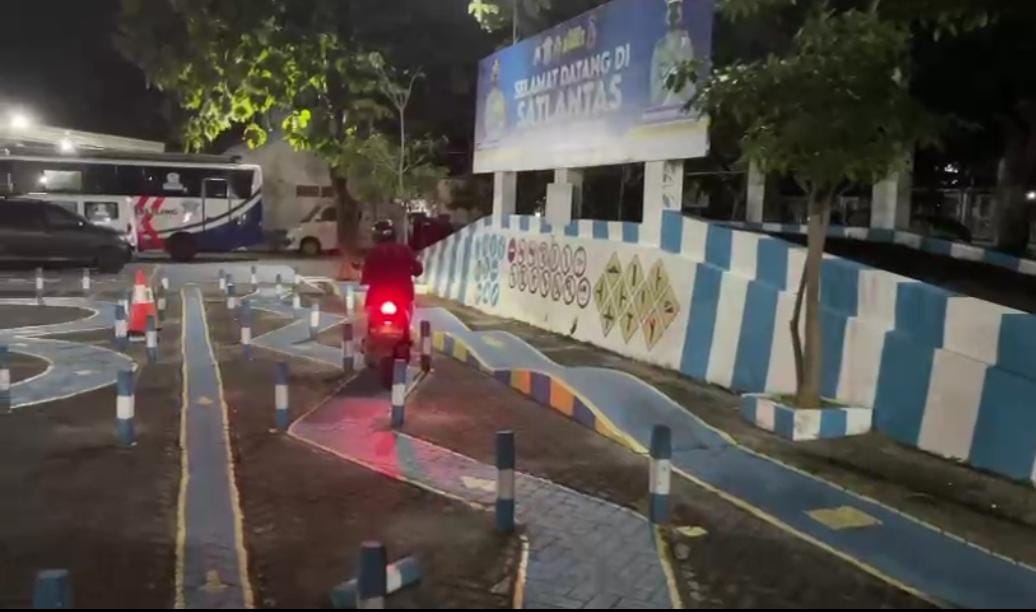 Latihan Praktek SIM Hingga Malam di Satlantas, Pemuda ini Dapat Reward dari Kapolres Gresik