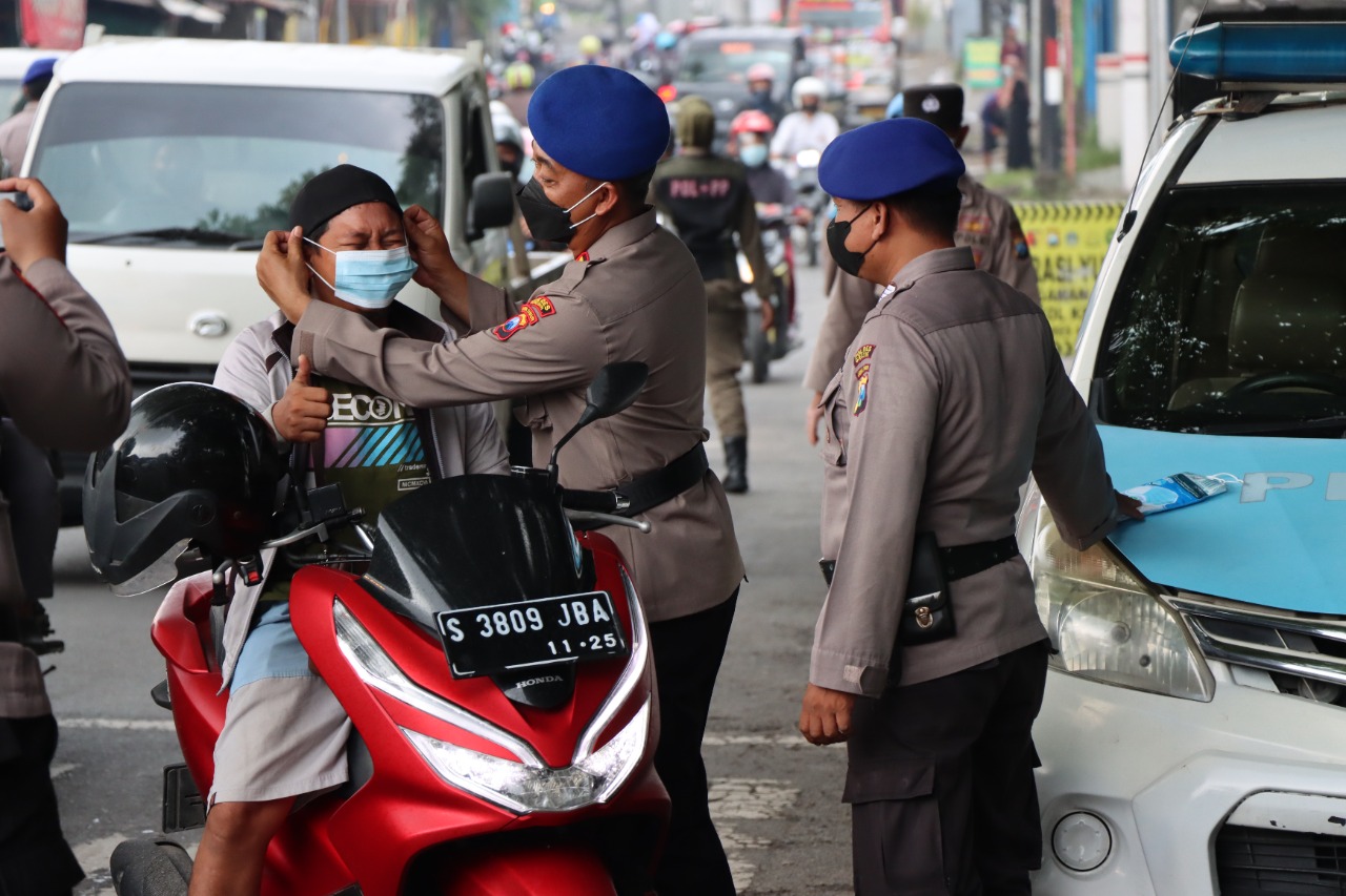 Polres Gresik Gelar Pamor Keris Galakan Disiplin Prokes