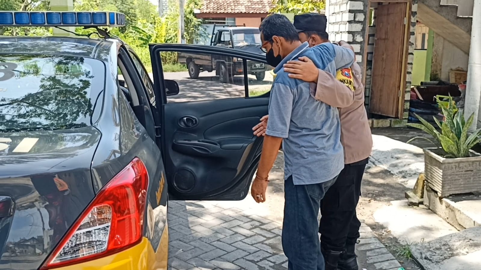 Polisi di Gresik Jemput Warga Yang Sakit Ambil Bantuan Tunai