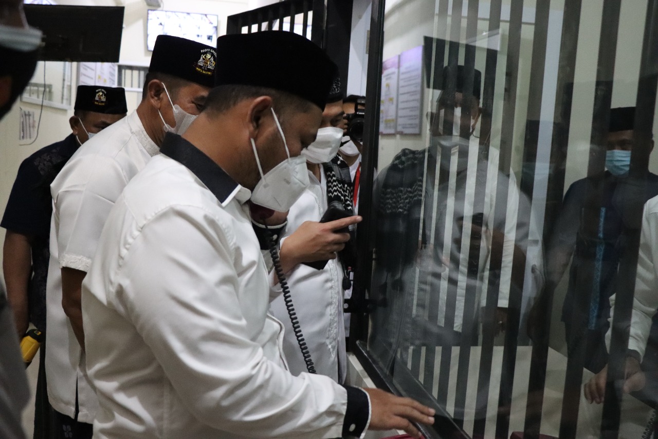 Selepas Sholat Tarawih, Gus Yani dan Kapolres Gresik Jenguk Tahanan