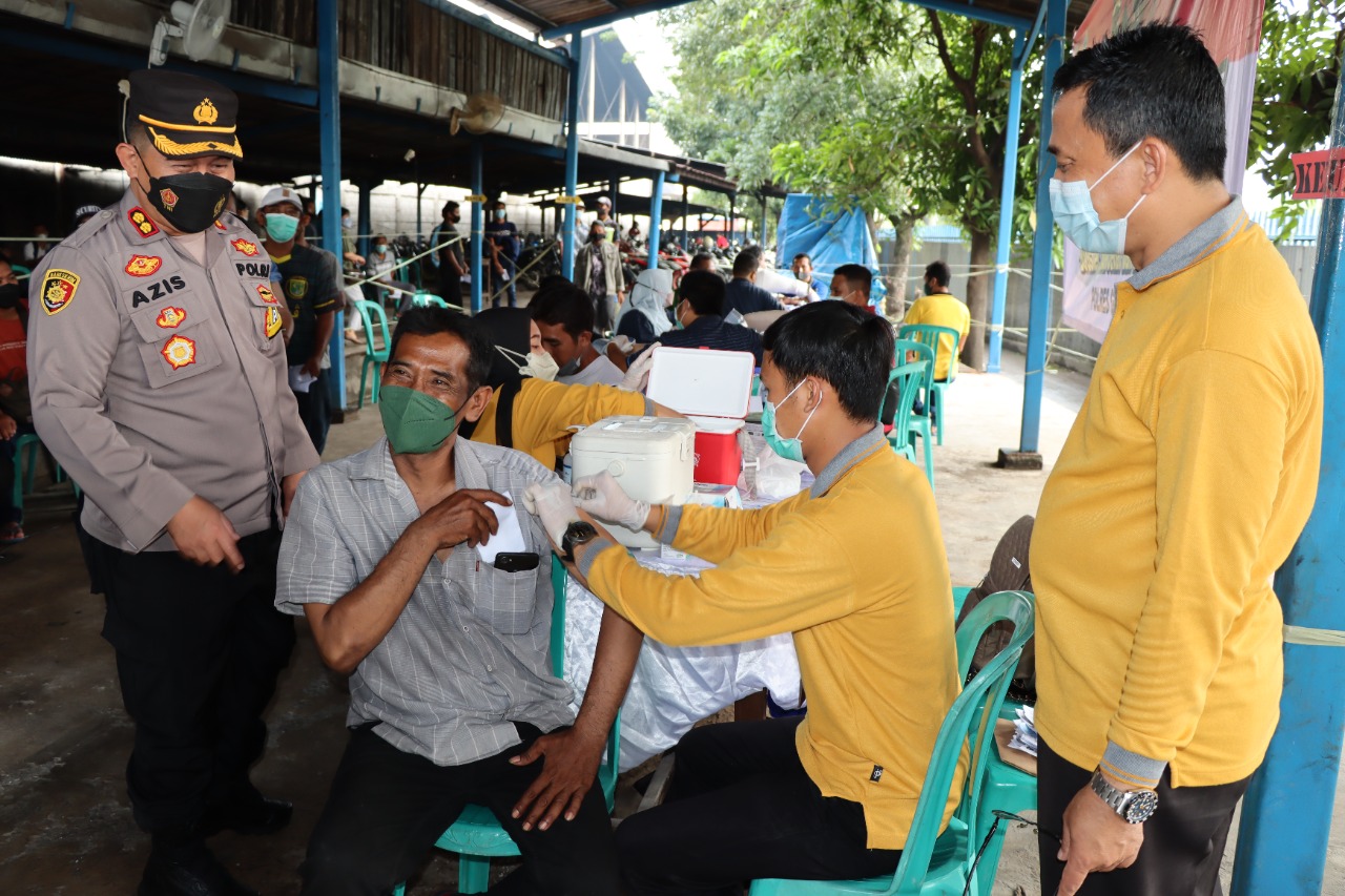 Kapolres Gresik Tinjau Vaksininasi Karyawan Di Driyorejo