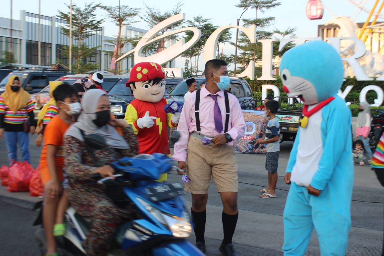 Komunitas INSED Bagi Takjil dan Hibur Masyarakat Gresik Dengan Cara Unik