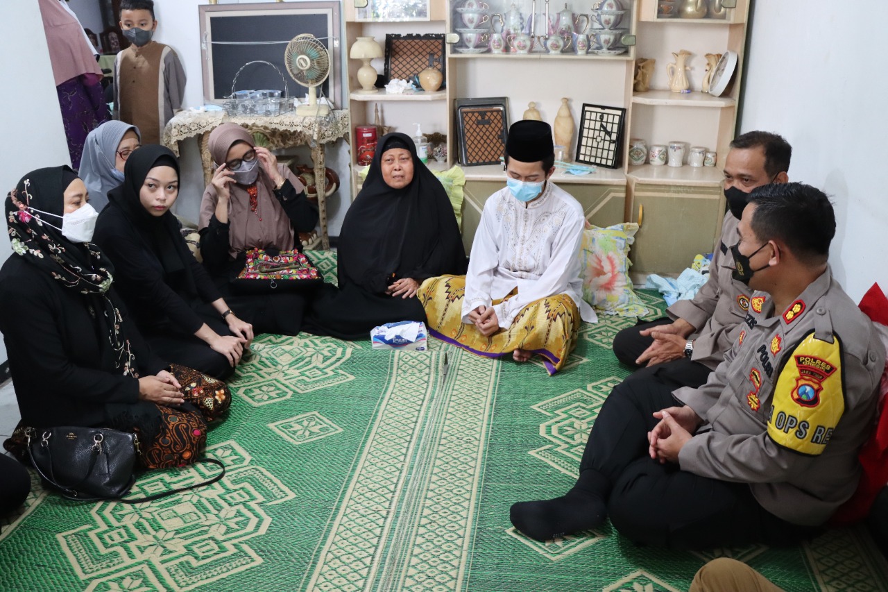 Kapolres Gresik Takziah di Kediaman Aiptu Jailani