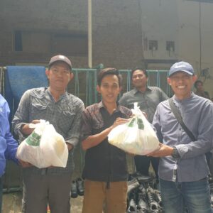 Gandeng Wabup Gresik, KWG Berikan Paket Sembako Untuk Warga Kurang Beruntung