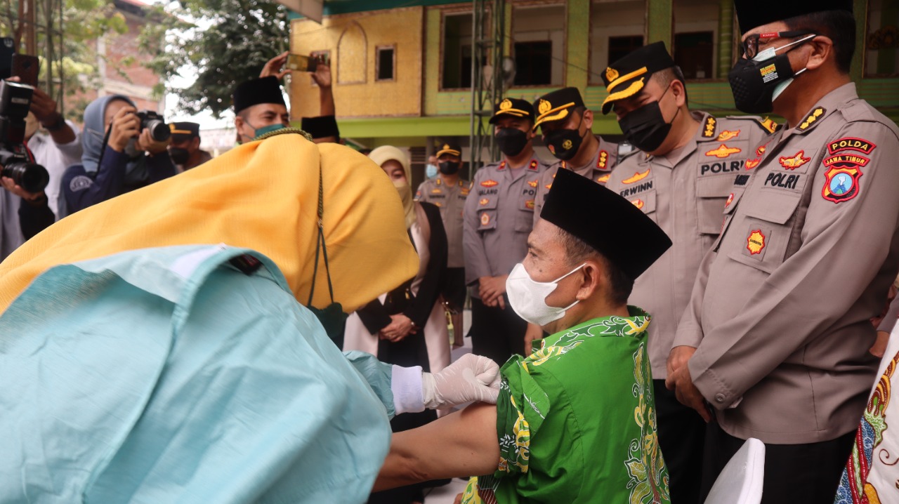 Polda Jatim bersama Ketua PCNU Gresik Vaksinasi di Ponpes Darul Ihsan Menganti