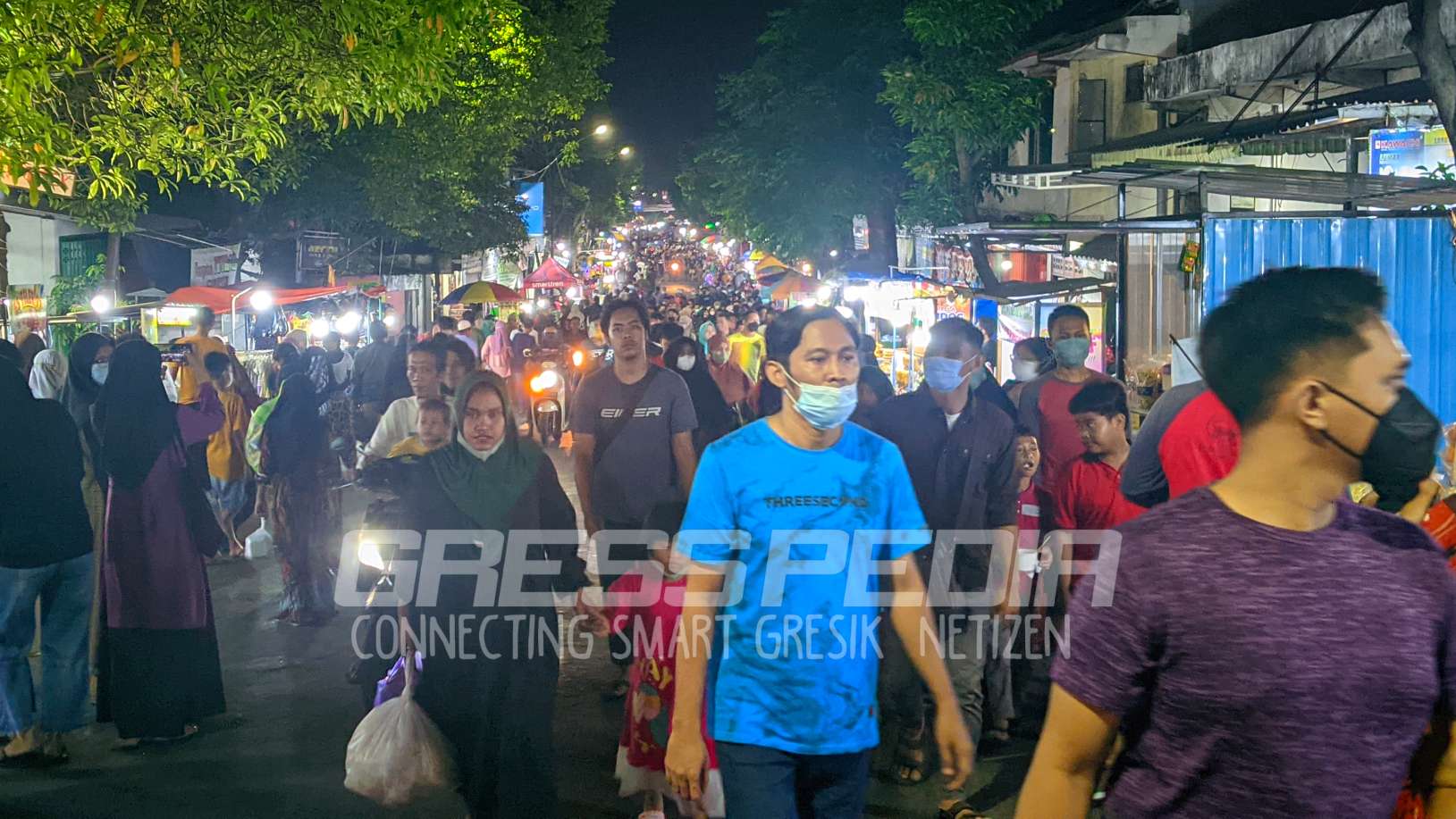 Antusiasme Warga Gresik Ketika Malam Selawe Tiba
