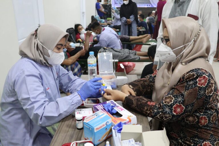 Wabup Bu Min Ikut Donor Darah Bareng Warga Bungah Gresik