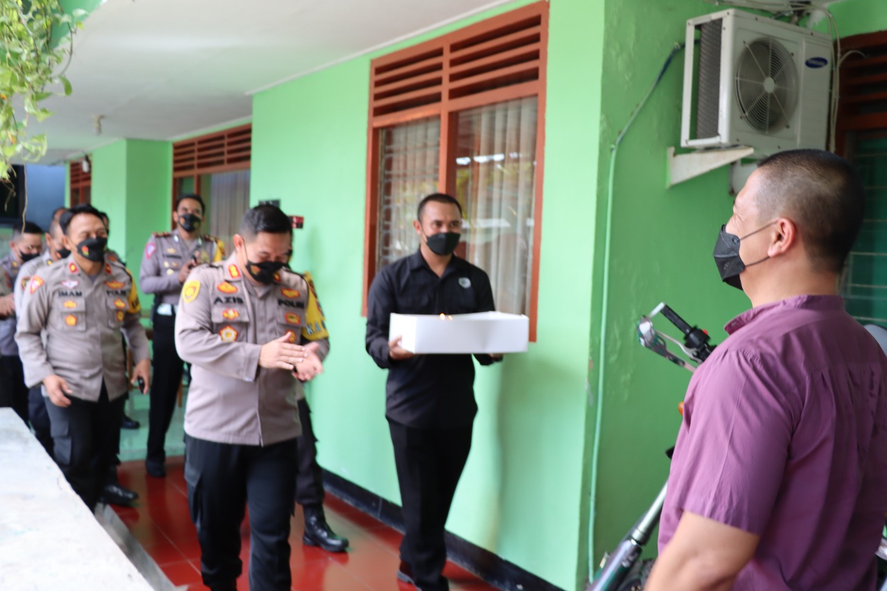 Kapolres Gresik Beri Surprise Dandim 0817 Yang Berulang Tahun