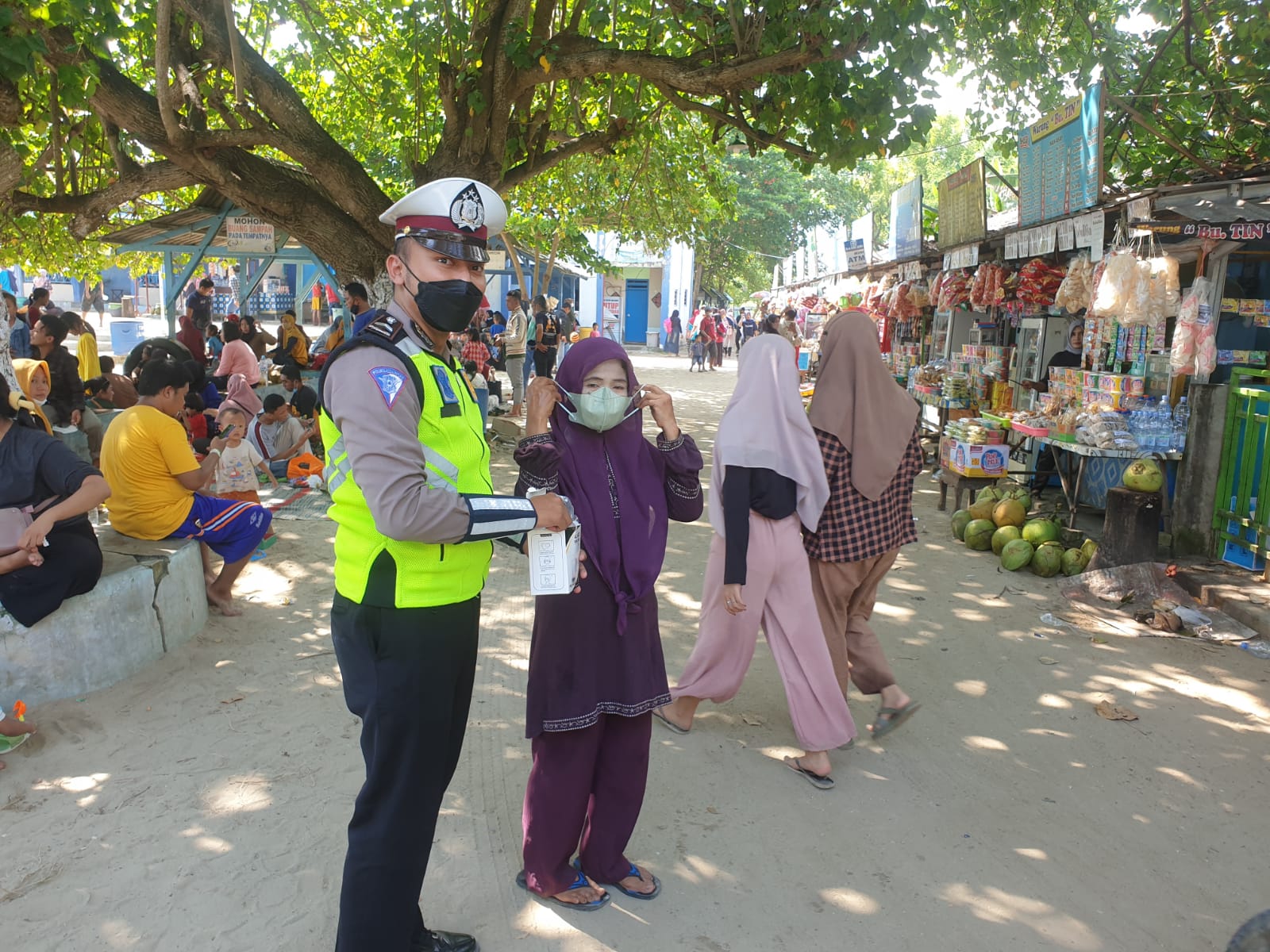 Tegakkan Prokes, Polres Gresik Bagikan Masker di Lokasi Wisata