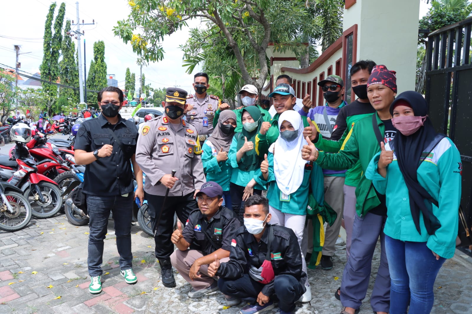 Humanis dan Simpatik, Kapolres Terjun Langsung Tenangkan Pendemo di Gresik