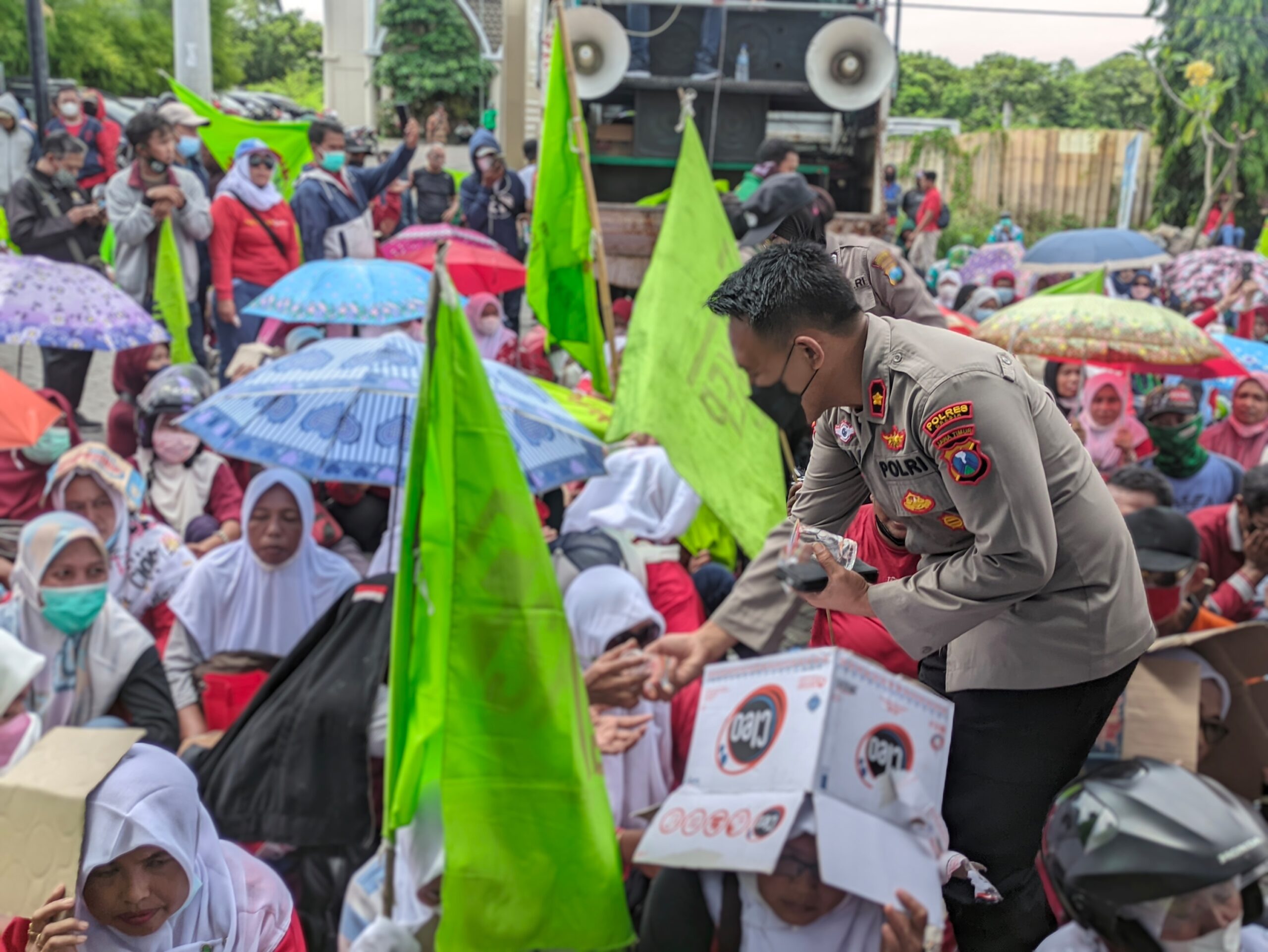 Humanis dan Simpatik, Kapolres Terjun Langsung Tenangkan Pendemo di Gresik