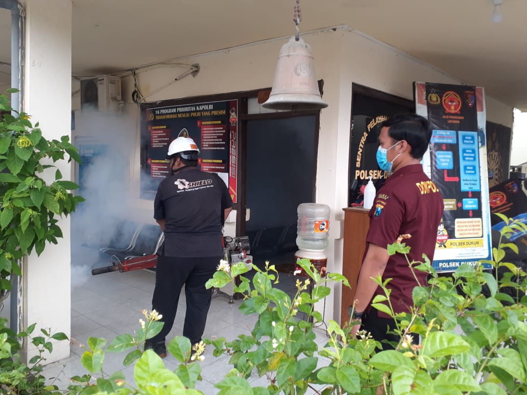 Antisipasi DBD, Polres Gresik Fogging Mapolres dan Jajaran Polsek
