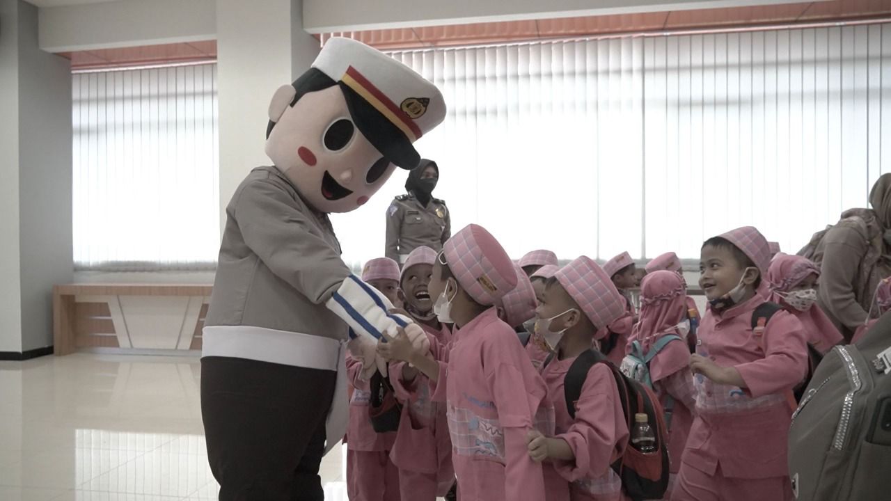 Keseruan Polres Gresik bersama Anak TK dalam 'Polisi Sahabat Anak'