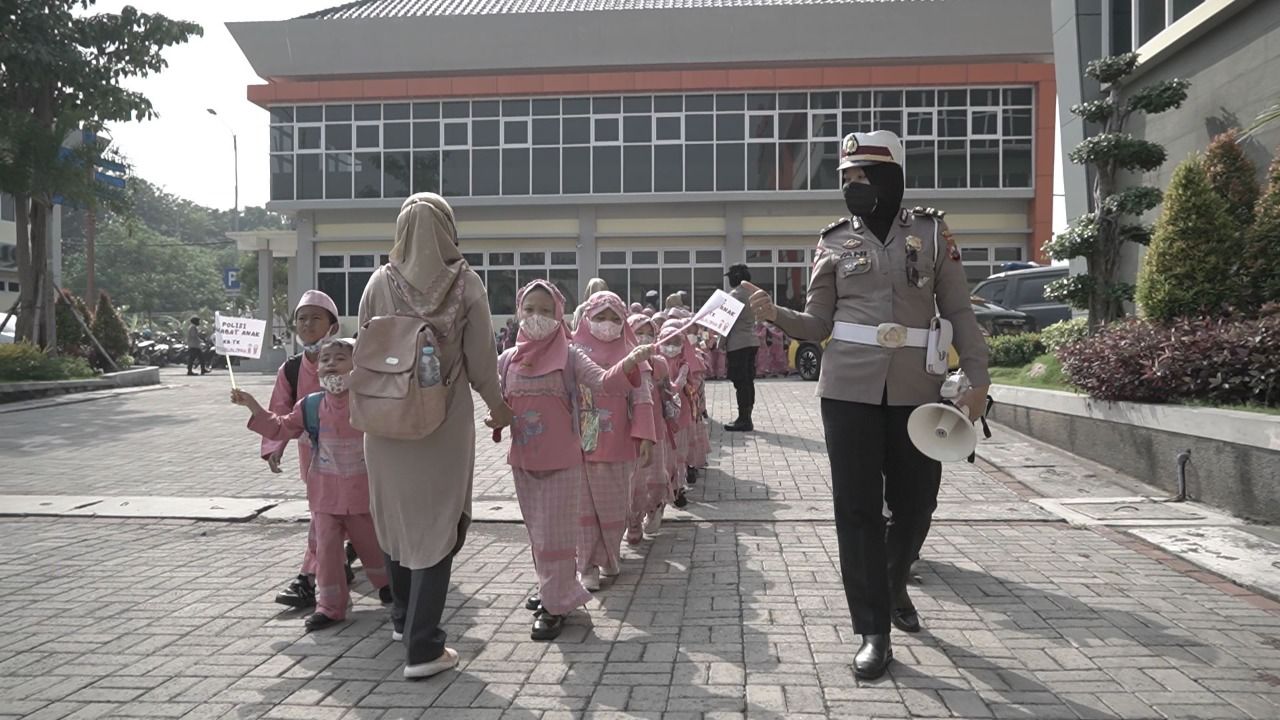 Keseruan Polres Gresik bersama Anak TK dalam 'Polisi Sahabat Anak'