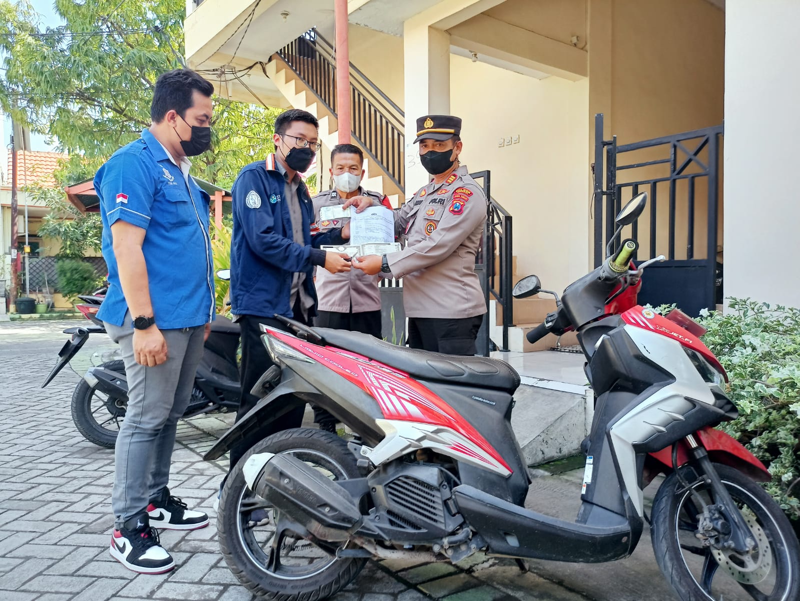 Polisi Gresik Serahkan Motor yang Raib Digondol Maling Kepada Pemiliknya