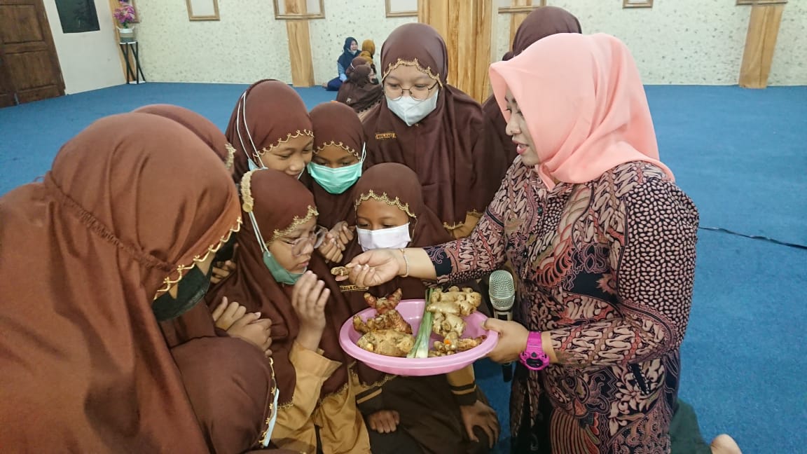 Peringati Hari Jamu Nasional, Puskesmas Alun-Alun Gresik Kenalkan Aneka Tanaman Herbal Pada Siswa SD