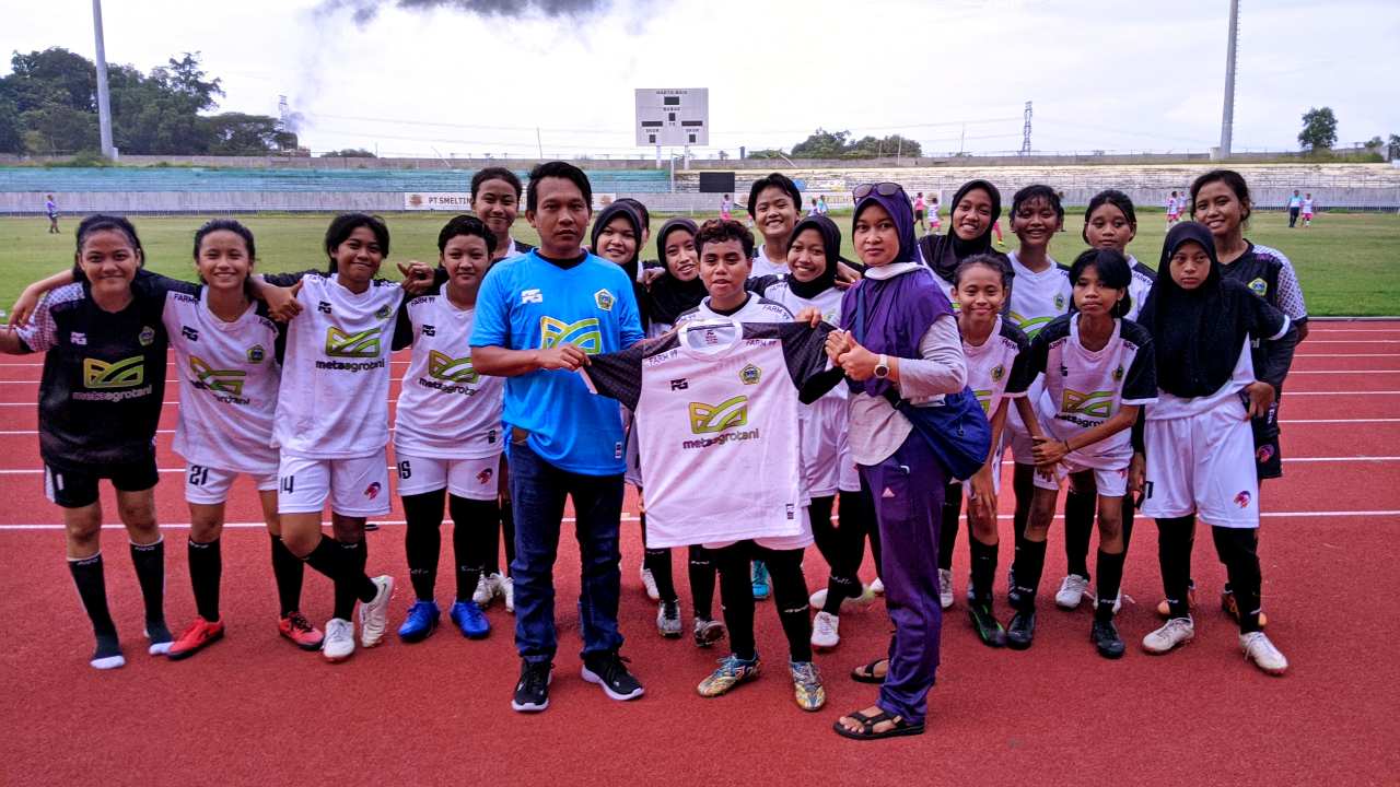 Jelang Porprov, PT Meta Agro Tani Sponsori Tim Sepak Bola Putri Gresik