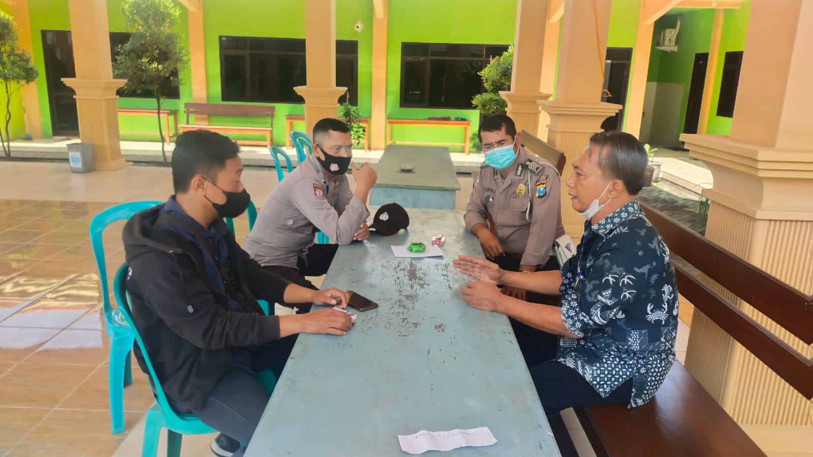 Gresik Level 1, Bhabinkamtibmas Terus Sosialisasi Kepada Warga di Perbatasan