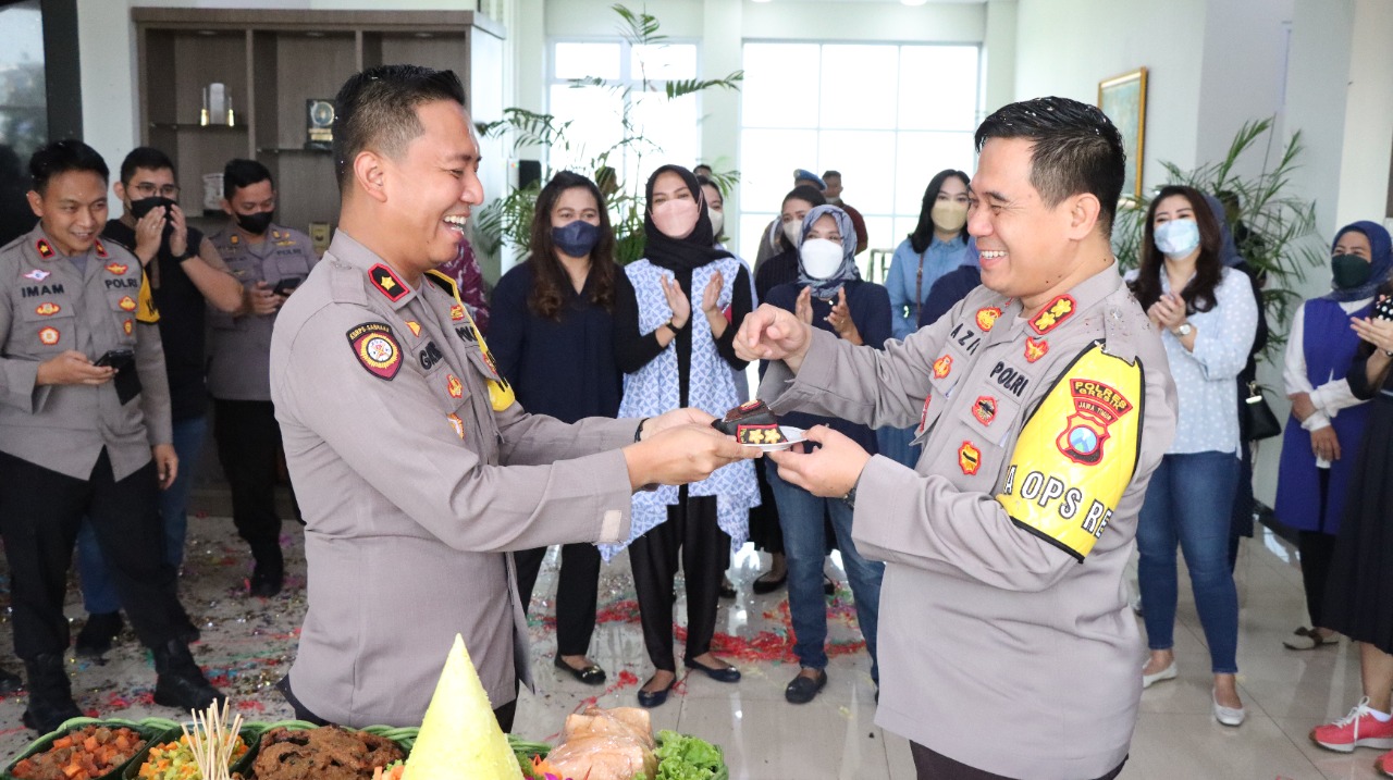 Anggota Beri Kejutan Kapolres Gresik Ulang Tahun
