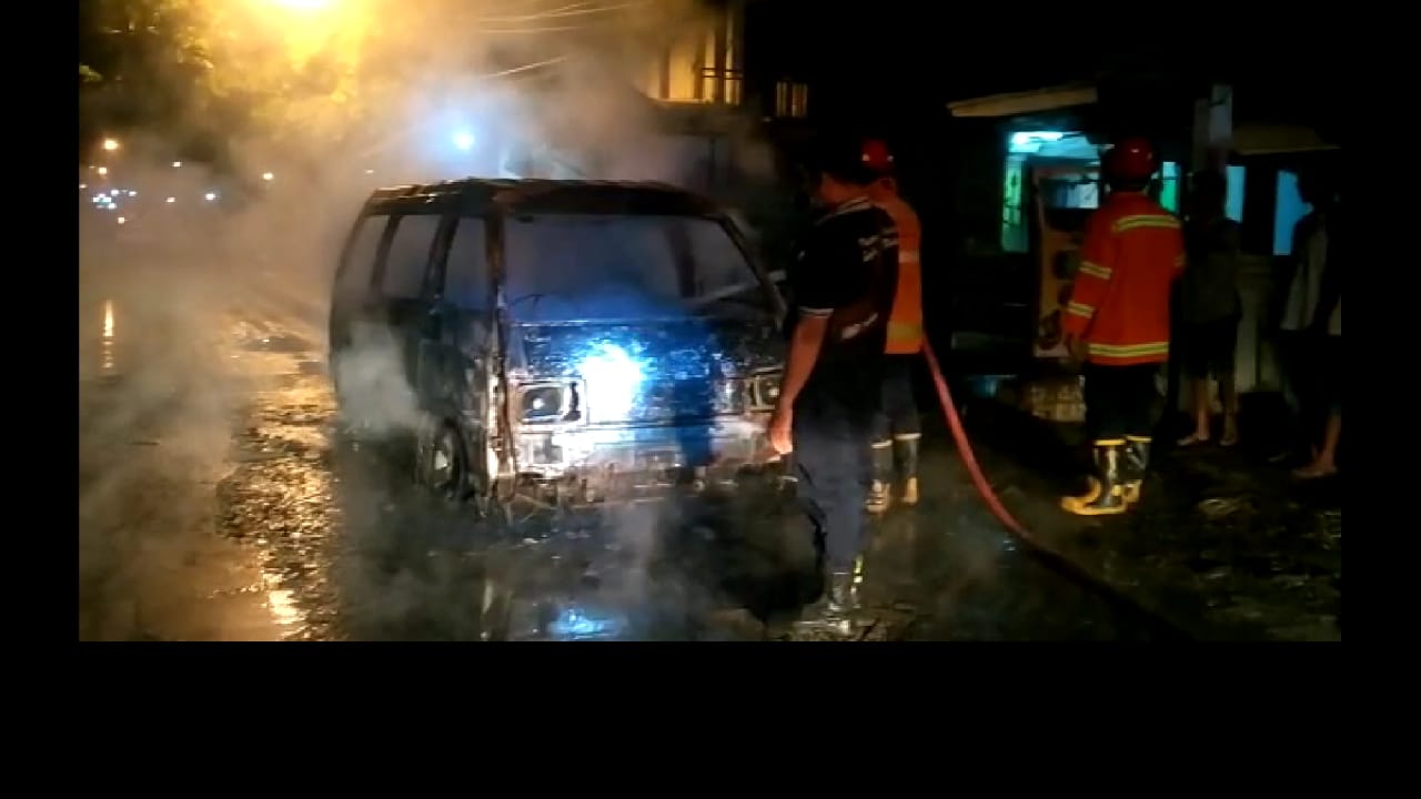 Mobil Carry Tua Terbakar Bersama Pemiliknya di Gresik
