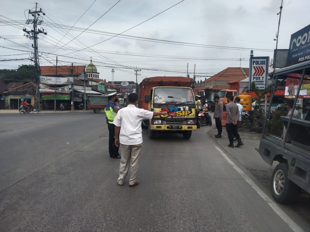 Antisipasi Penyebaran PMK, Polsek Wringinanom Gelar Penyekatan di Legundi