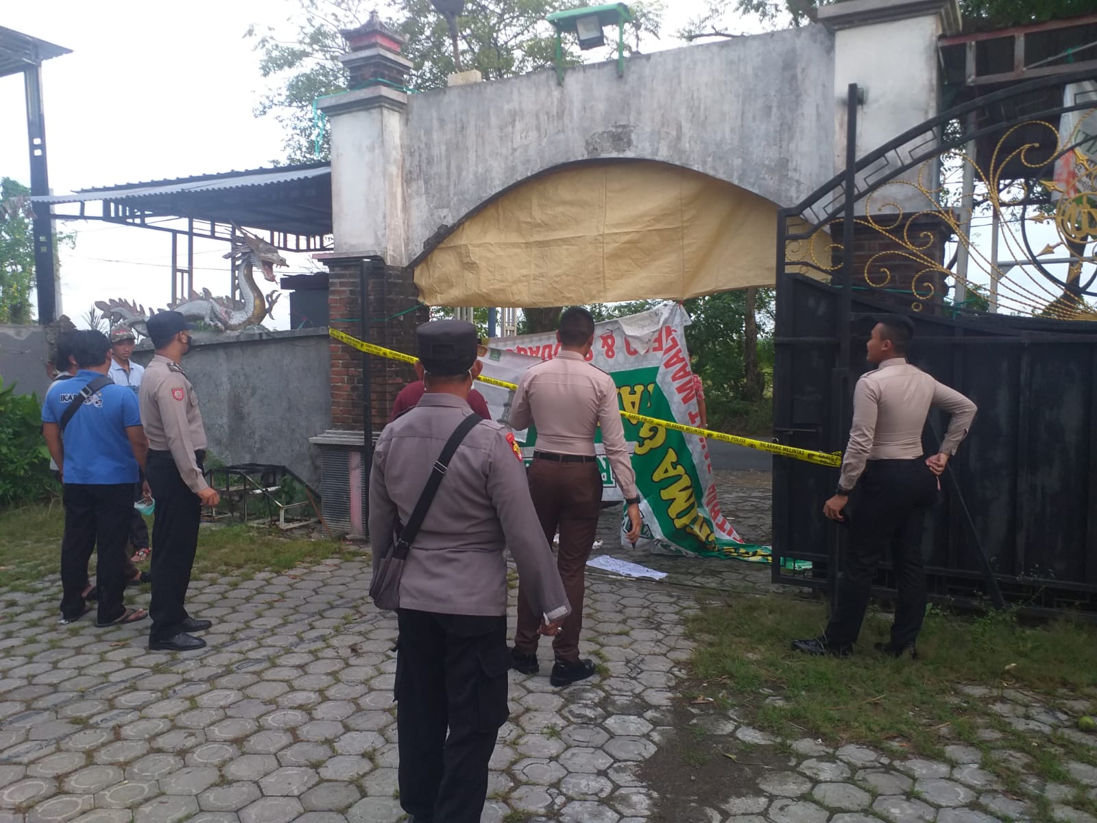 Polres Gresik Pasang Police Line di Pesanggrahan Keramat Ki Ageng Benjeng