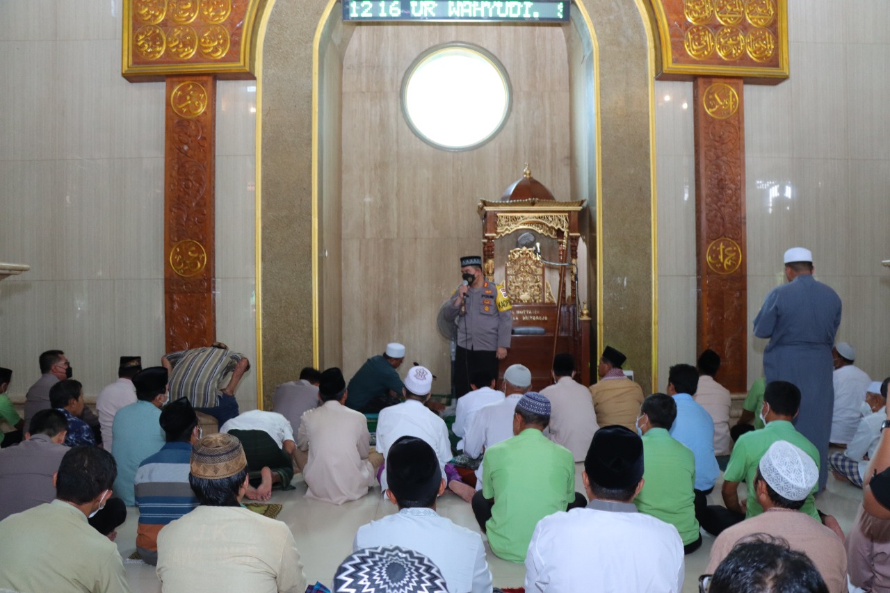 Begini Sambutan Kapolres Gresik usai Sholat Jum'at Di Masjid Al - Muttaqin Driyorejo