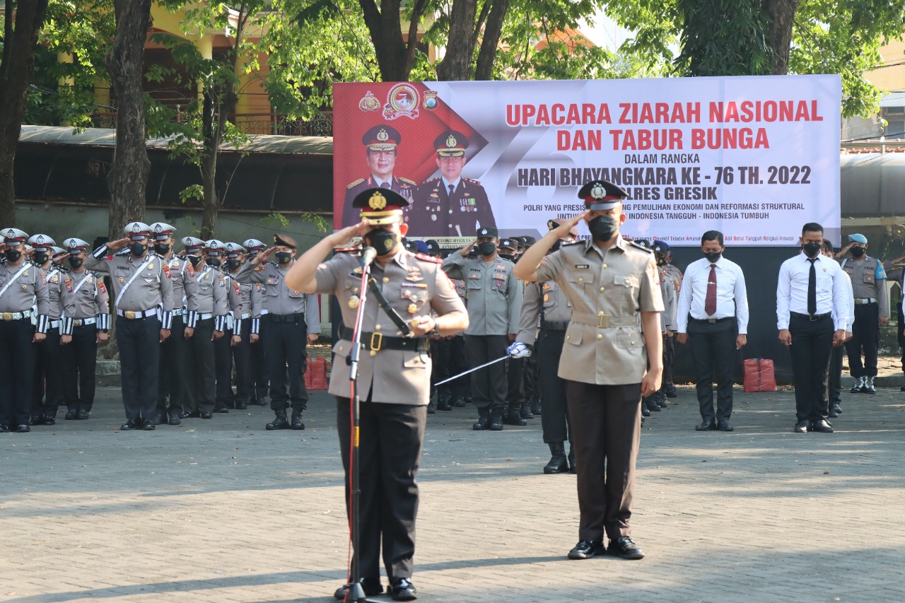 HUT Bhayangkara Ke 76, Polres Gresik Tabur Bunga di Taman Makam Pahlawan