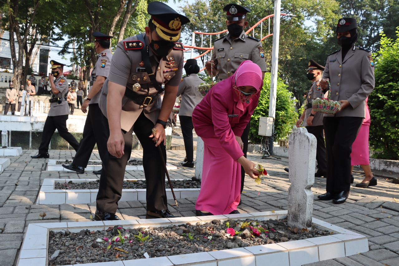 HUT Bhayangkara Ke 76, Polres Gresik Tabur Bunga di Taman Makam Pahlawan