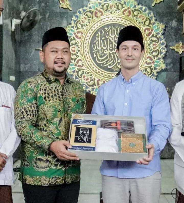 Bupati Gresik Hadiahkan Al-Quran Kepada Seorang Muallaf Asal Thailand