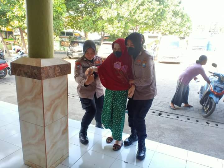 Srikandi Polres Gresik Gelar Pengobatan Gratis dan Vaksinasi