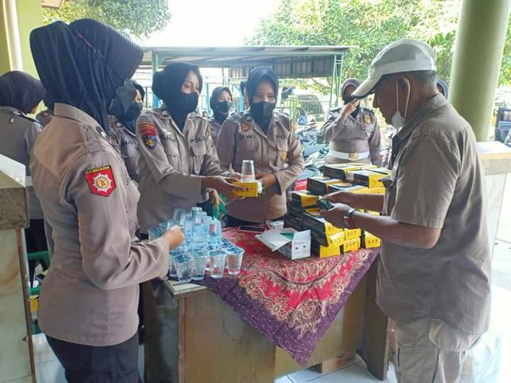 Srikandi Polres Gresik Gelar Pengobatan Gratis dan Vaksinasi
