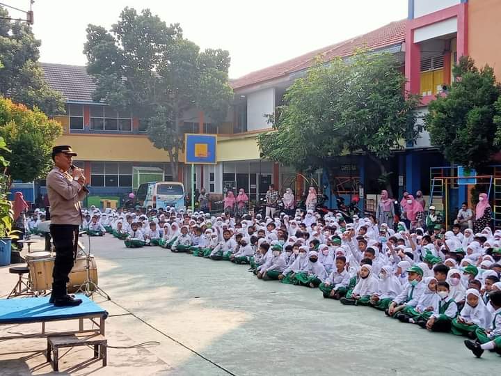 Bijaklah Menggunakan Handphone pesan Kasat Binmas Polres Gresik Kepada Pelajar