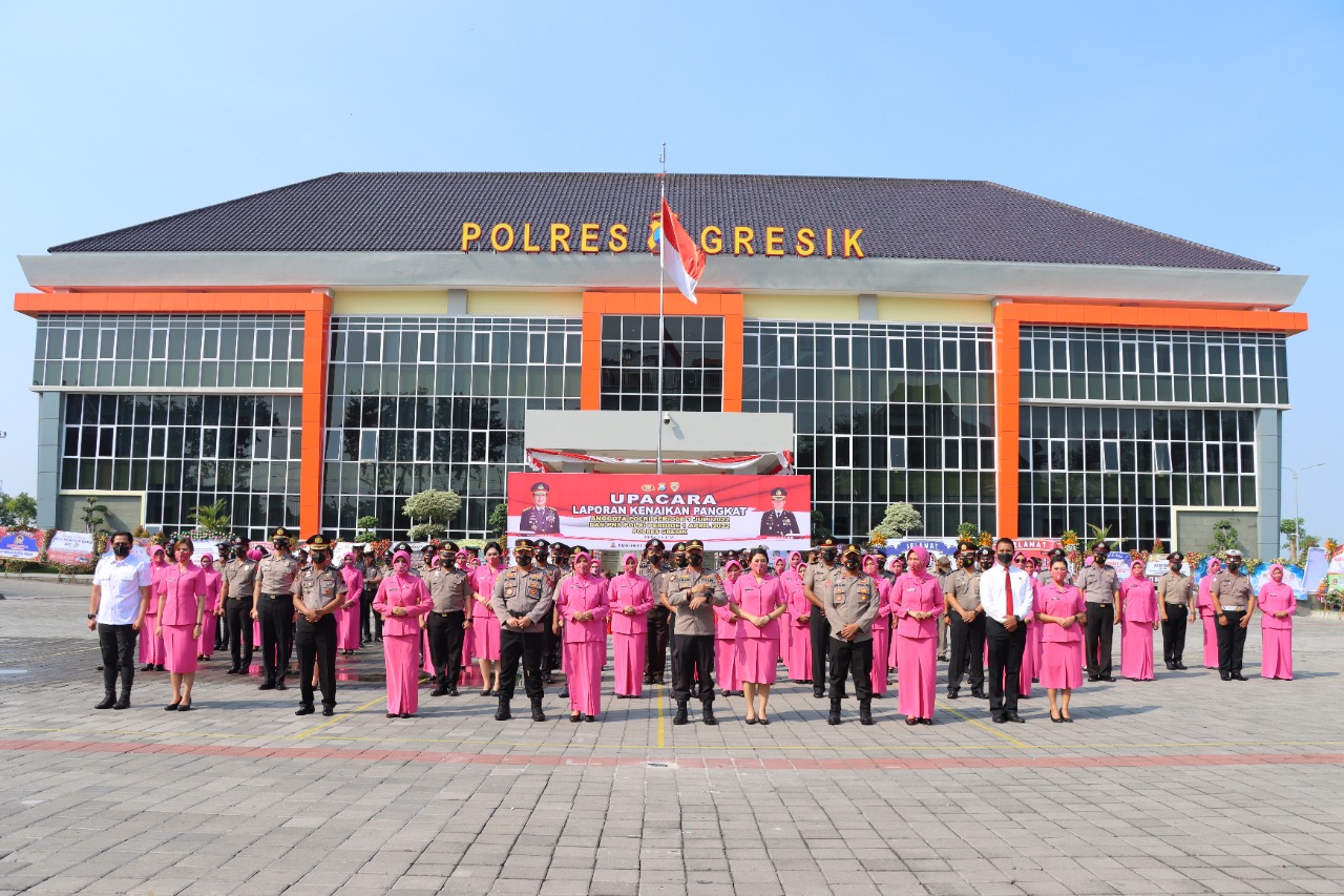 61 Personel Polres Gresik Dapat Penghargaan Kenaikan Pangkat di Hari Bhayangkara ke 76