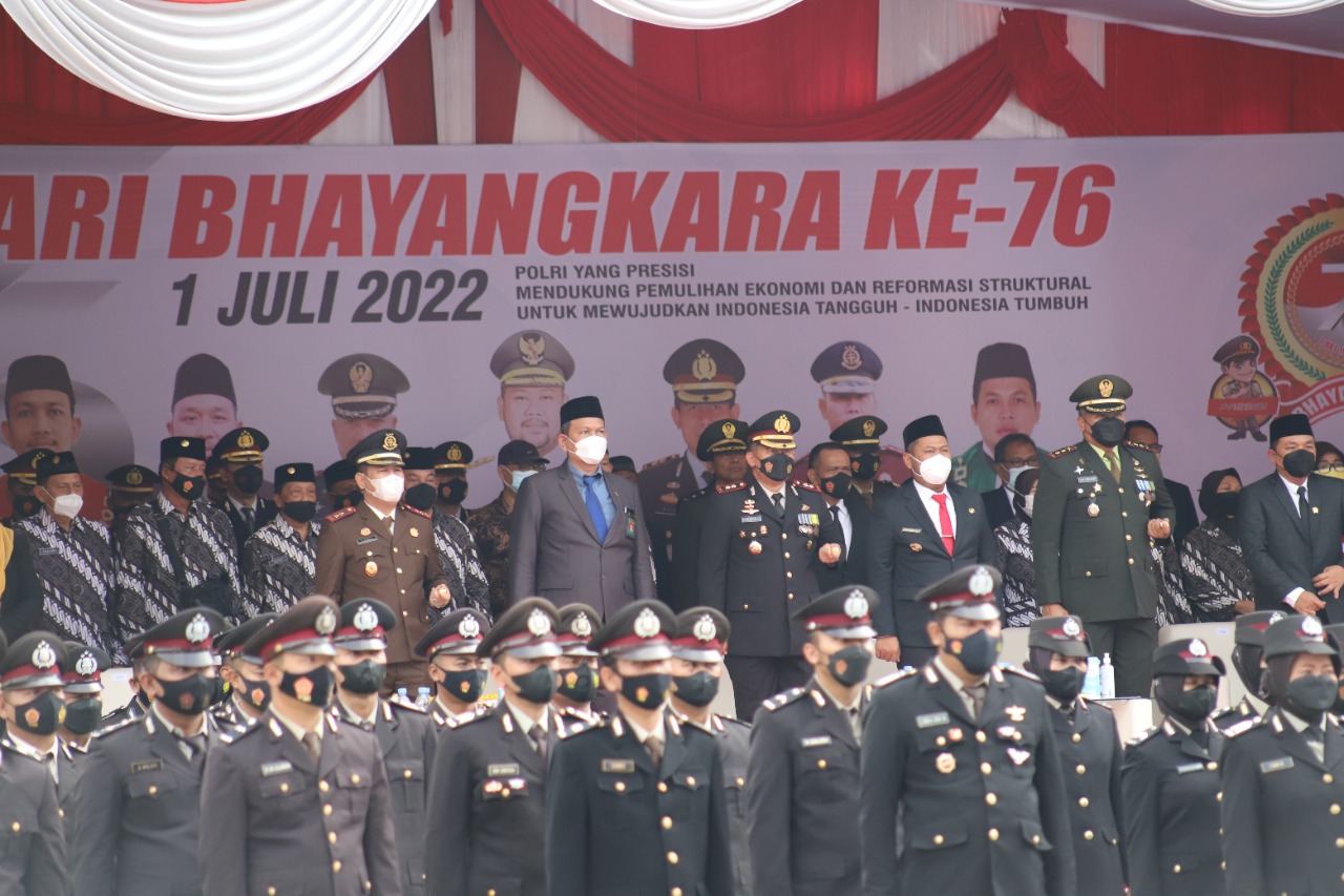 Peringati HUT Bhayangkara ke 76, Polres Gresik Gelar Apel hingga Pasar Rakyat