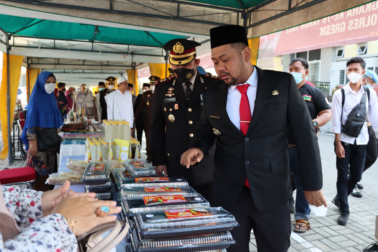 Peringati HUT Bhayangkara ke 76, Polres Gresik Gelar Apel hingga Pasar Rakyat