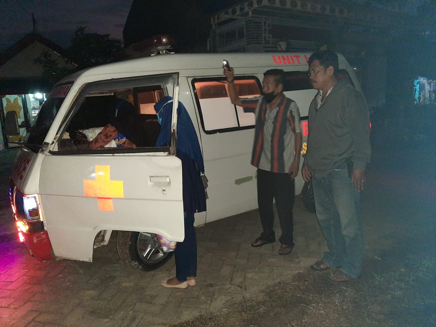 Mobil Polisi Gresik Bantu Antar Balita Tanpa Anus Kontrol ke RSAL