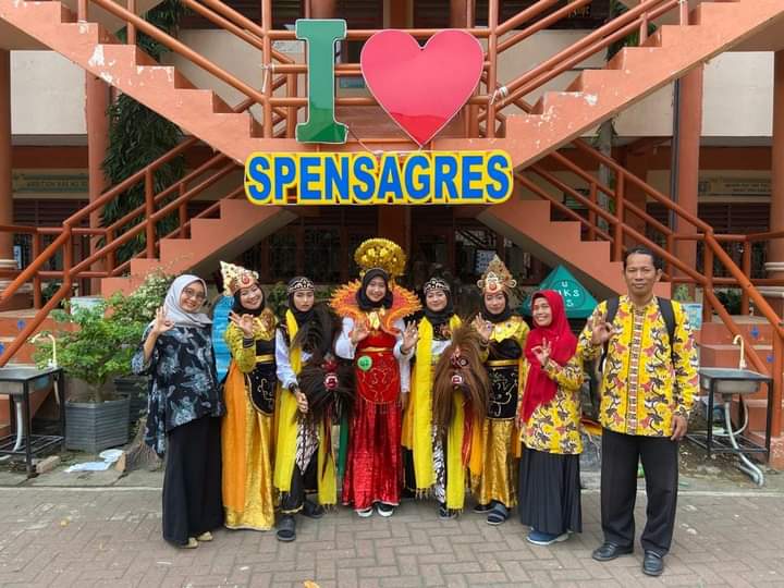 Bawakan Tari Kreasi Nusantara, Regu Sanggar Tari Damar Kurung MTs Negeri Gresik Raih Juara 3 di Ajang FL2SN 2022