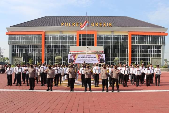 Awali Agustus, Kapolres Gresik Beri Penghargaan Anggota Berprestasi