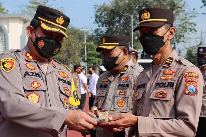 Awali Agustus, Kapolres Gresik Beri Penghargaan Anggota Berprestasi
