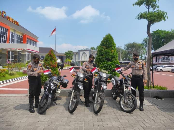 Meriahkan HUT RI 77, Polres Gresik Pasang Bendera Merah Putih di Kendaraan Dinas