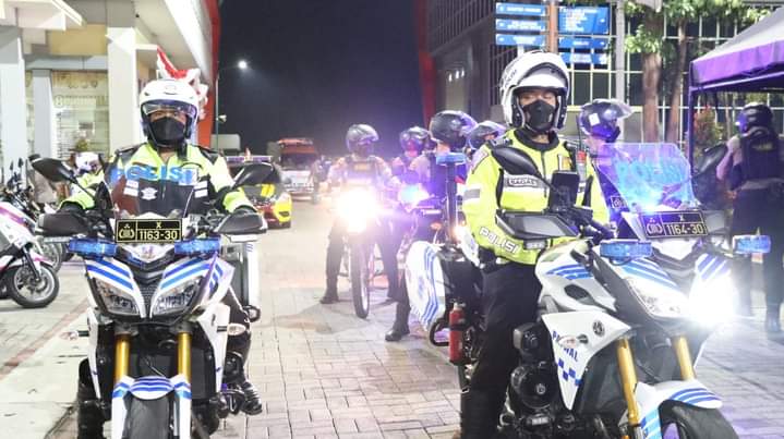 Ciptakan Kamtibmas, Polres Gresik Gelar Patroli Skala Besar dan Bagikan Masker
