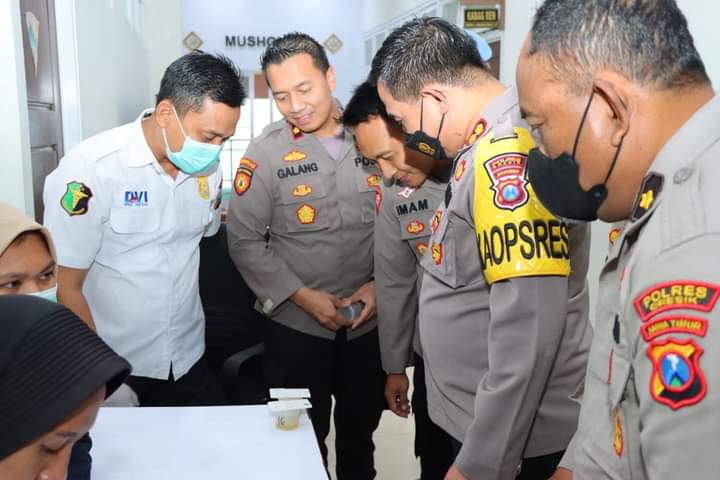 Seluruh Anggota Polres Gresik di test urine, Hasilnya Negatif