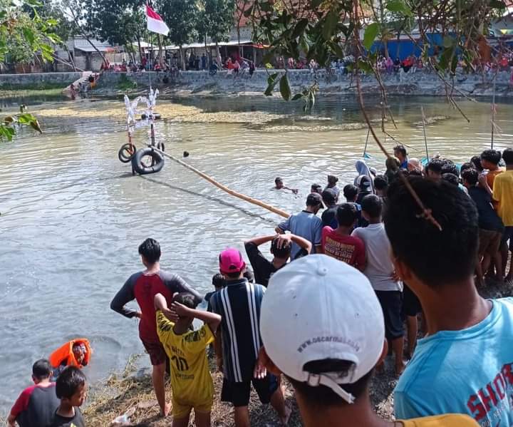 Keseruan Lomba Naik Bambu di Dusun Duduk Kabupaten Gresik