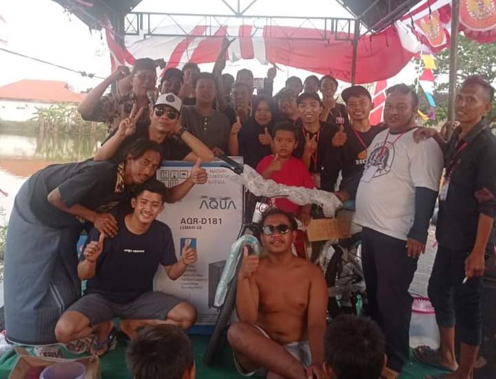 Keseruan Lomba Naik Bambu di Dusun Duduk Kabupaten Gresik