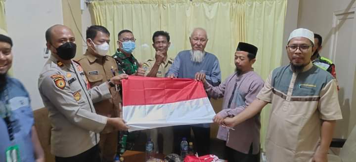 Polres Gresik Bagikan Bendera ke Pondok Pesantren Al Furqon Sidayu