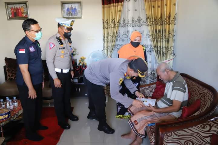 Peduli Anggotanya Sakit, Kapolres Gresik Lakukan Anjangsana